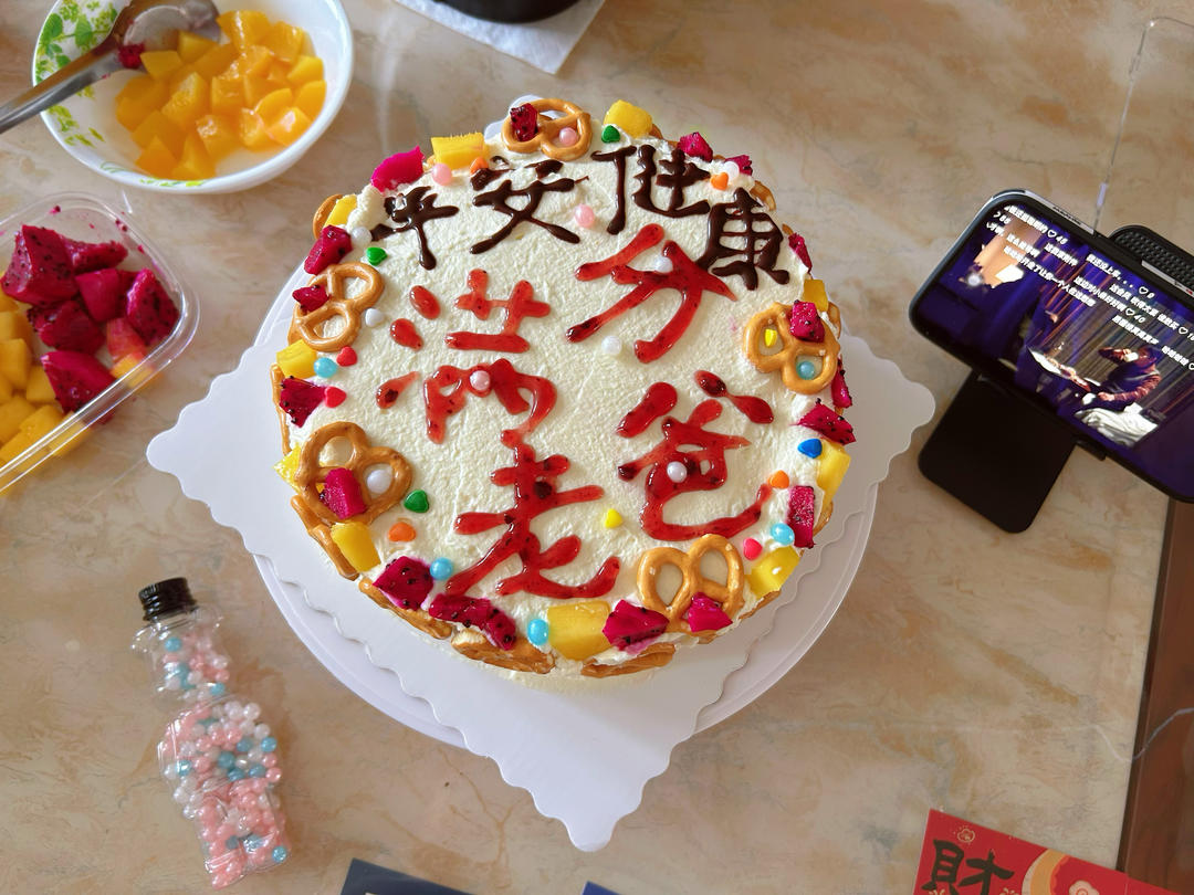 新手必成8寸生日蛋糕（详细多图干货经验分享，解决戚风蛋糕塌陷，奶油饰面涂不好，烤箱温度不好掌握等各种问题）