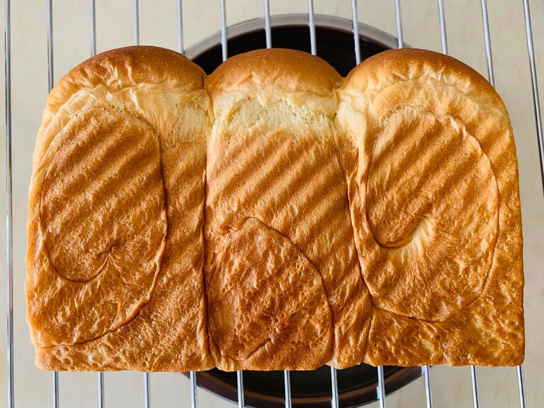 两条超级软的甜甜吐司