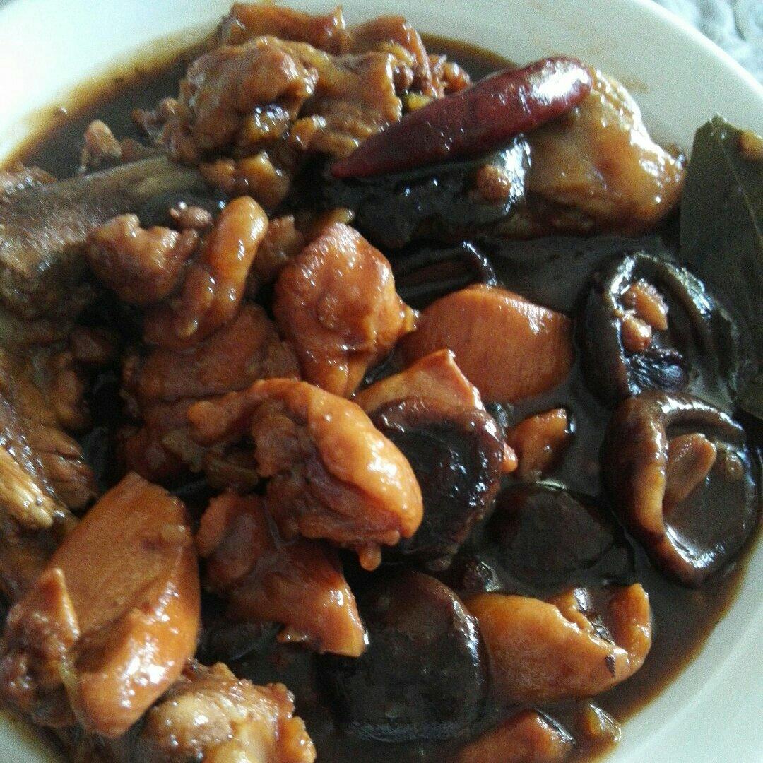 鸡肉蘑菇炖宽粉Stewed Chicken with Glass Noodles