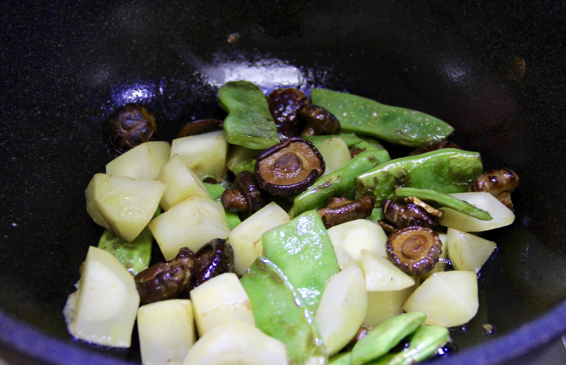 香菇豆角炖土豆的做法 步骤6