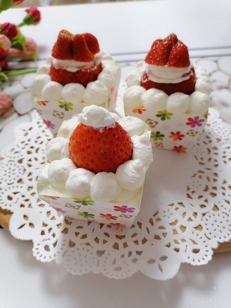 圣诞帽子纸杯蛋糕