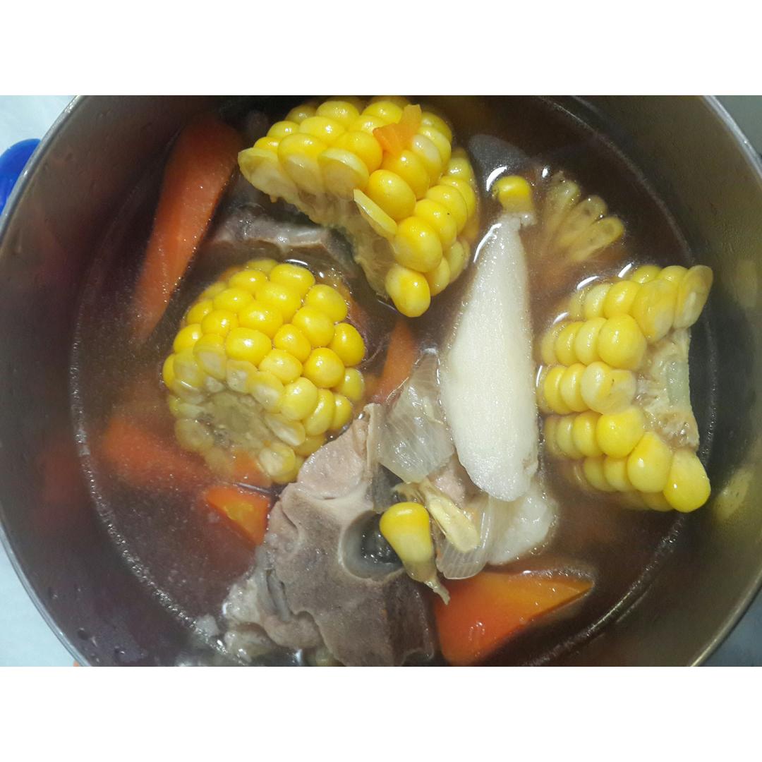 胡萝卜山药玉米排骨老火汤