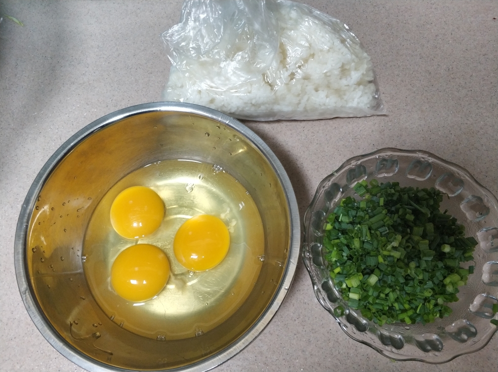 香葱蛋炒饭（火锅必备）的做法 步骤1