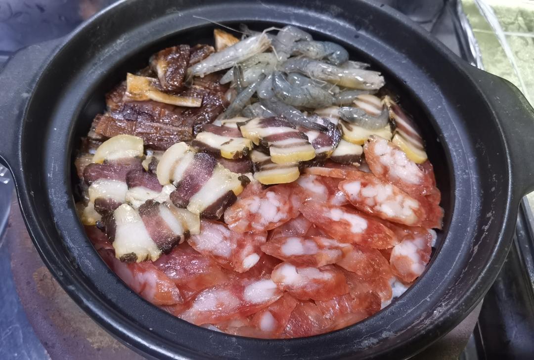 保姆级的「腊味煲仔饭2.0」加强版来了，地道老广味～