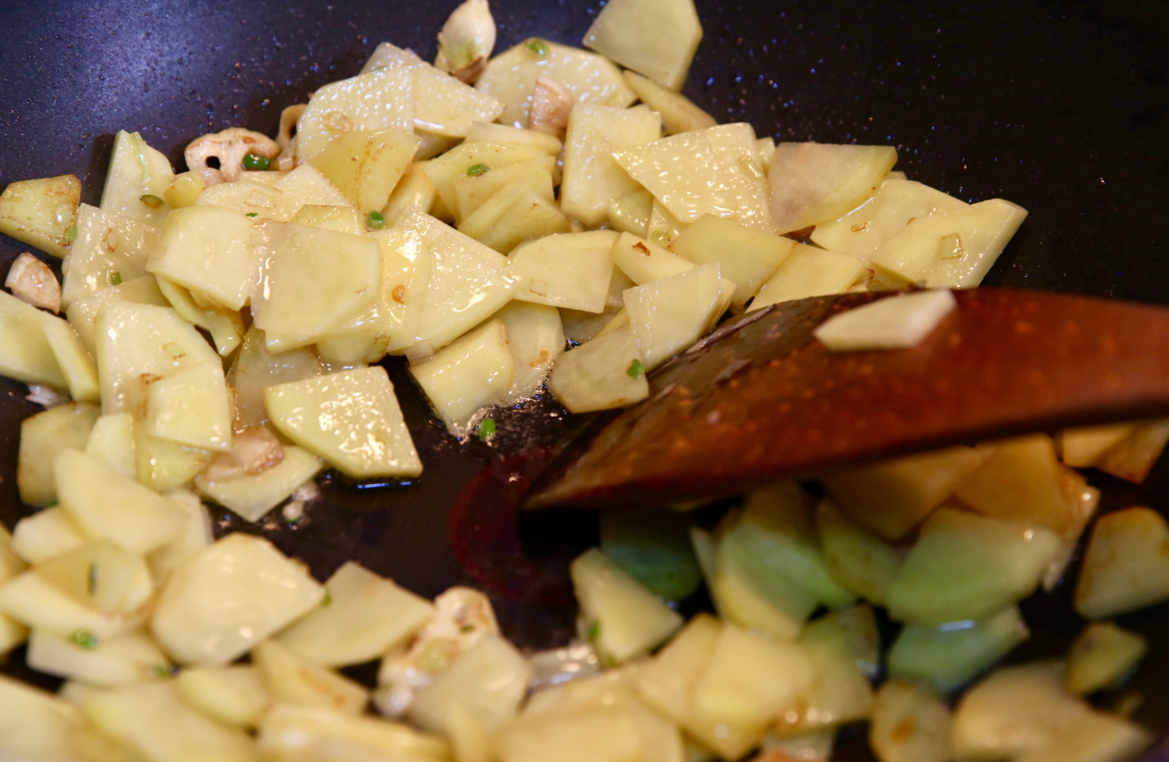 干锅紫甘蓝土豆片的做法 步骤2