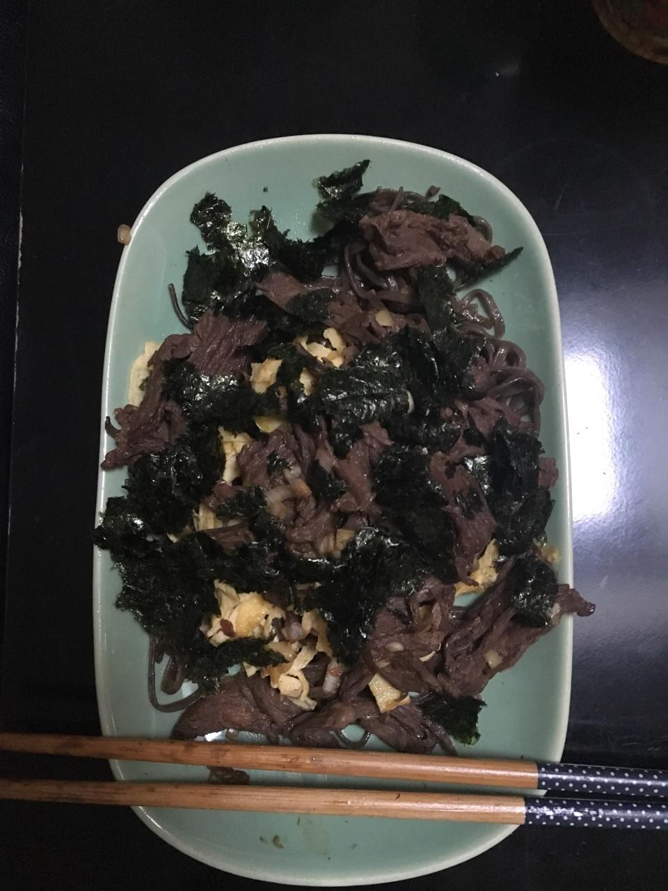 《逃避虽可耻但有用》（平匡桑直授的）瓦片抹茶荞麦面