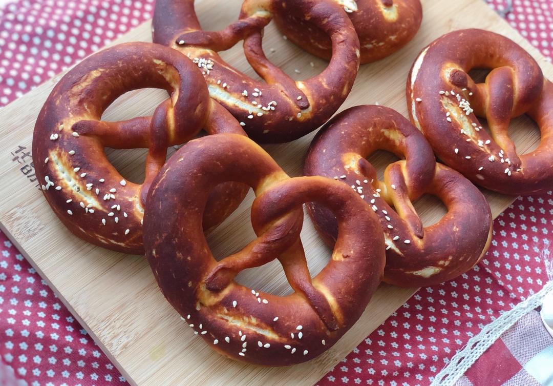 🥨黑麦碱水包Brezel🥨（小苏打版）