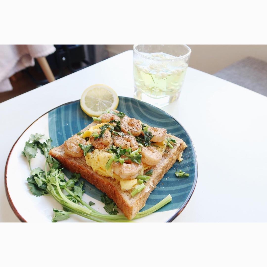 全麦牛油果虾仁开放式三明治（减脂餐