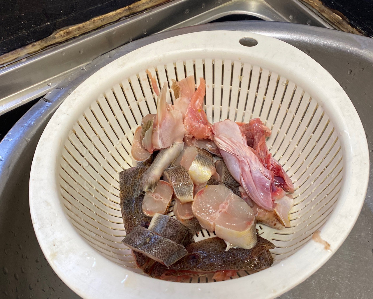煎蒸辫子鱼的做法 步骤2