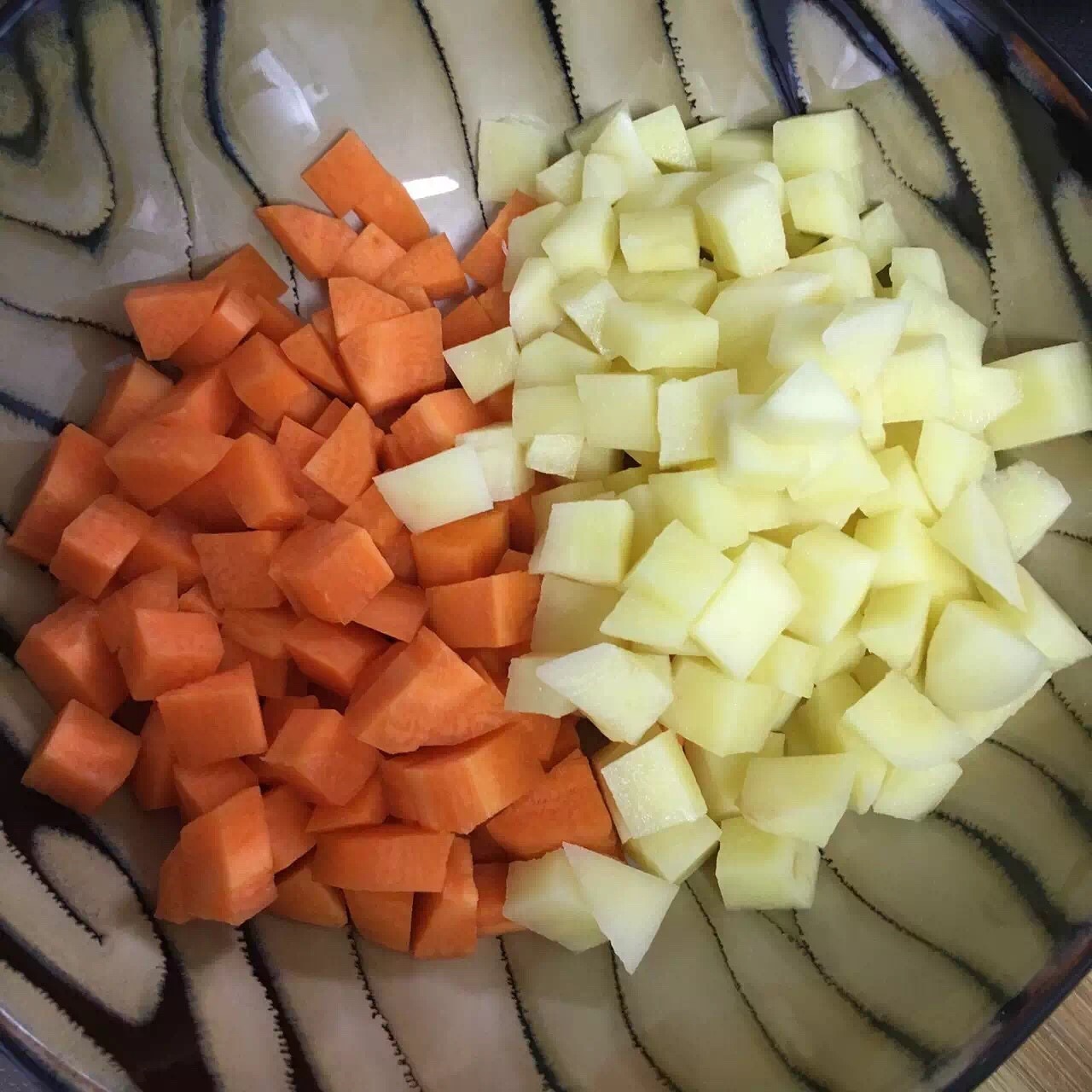 胡萝卜土豆豌豆咸肉焖饭 （孕期菜谱2）的做法 步骤1