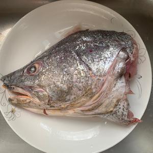 剁椒鱼头能多吃两碗饭的做法 步骤1