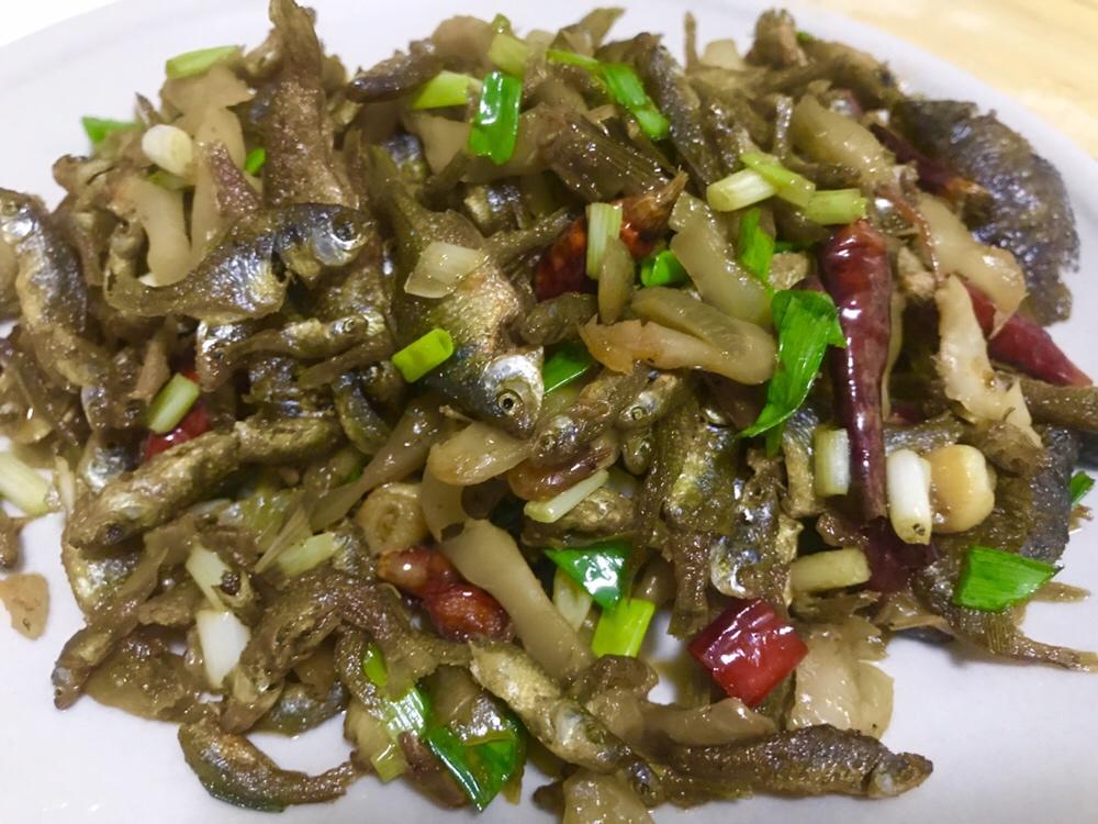 榨菜炒小鱼干，芹菜炒小鱼干，酸萝卜炒小鱼干，做法都超简单