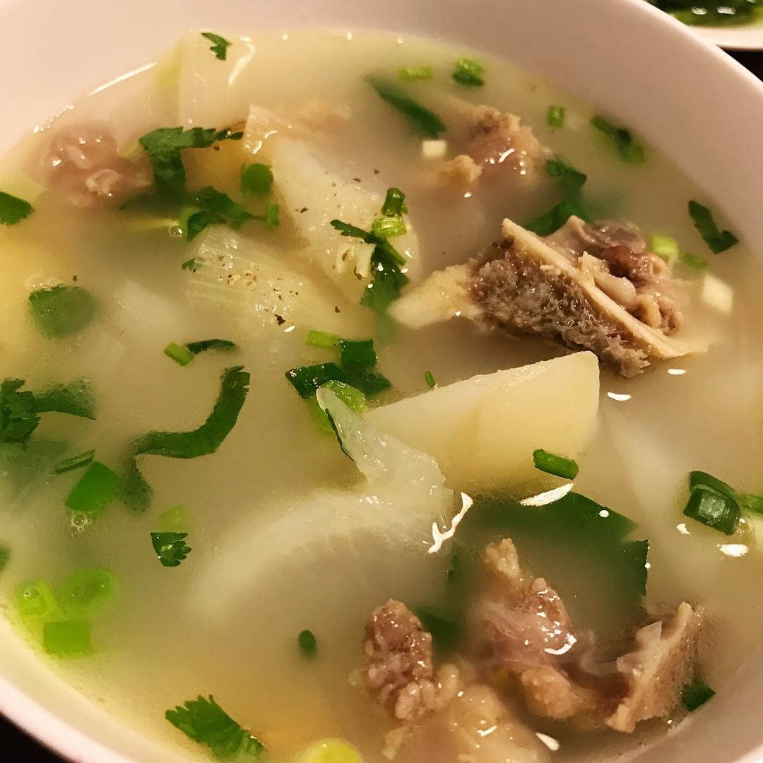 牛尾炖白萝卜汤