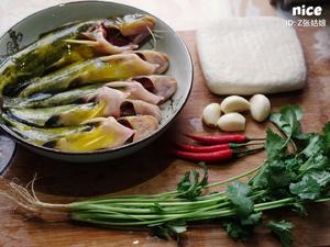 连锅一起上桌的黄骨鱼焖豆腐的做法 步骤1