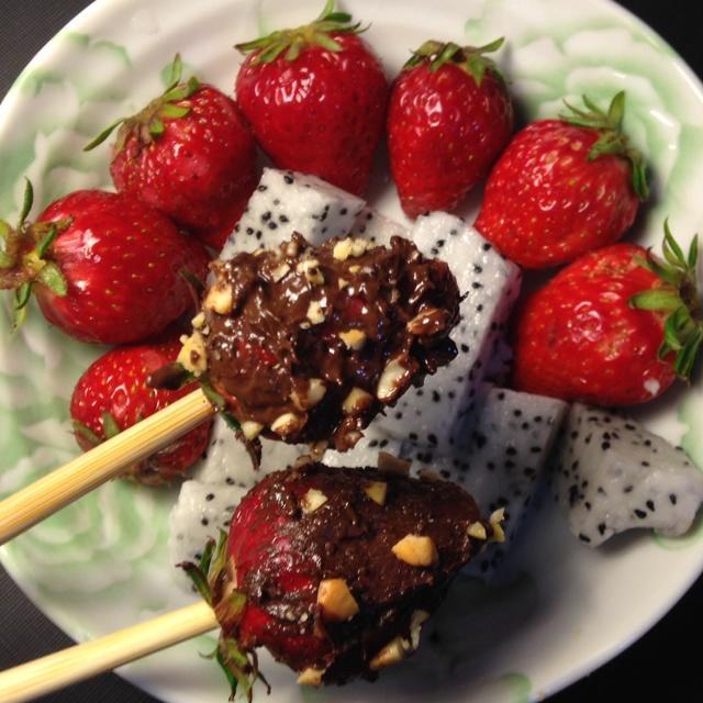 黑暗系甜点草莓掉进巧克力的做法