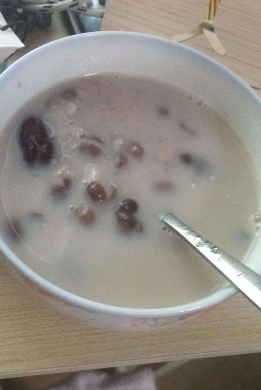 红枣红豆薏仁牛奶粥