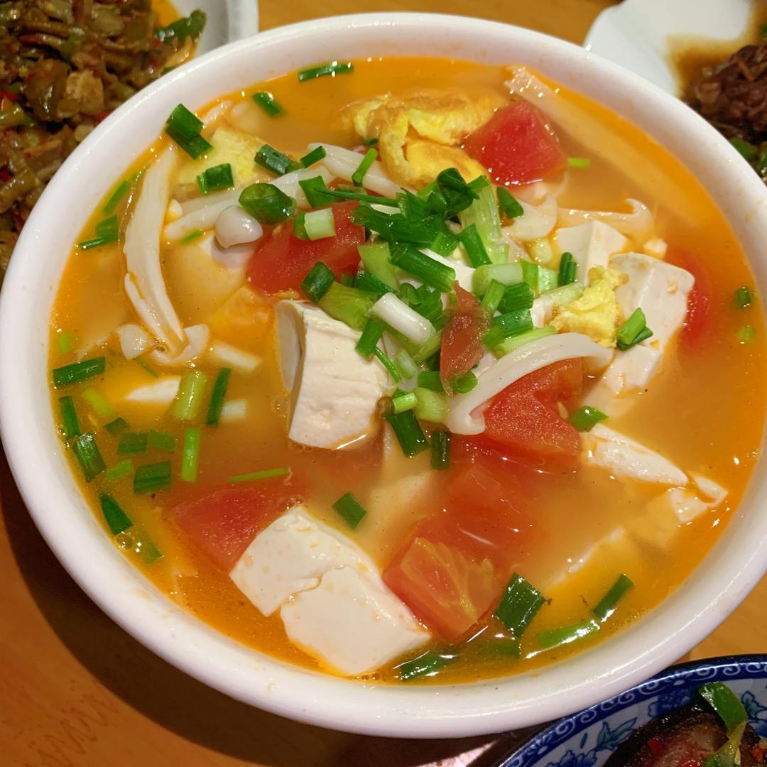 西红柿菌菇豆腐汤