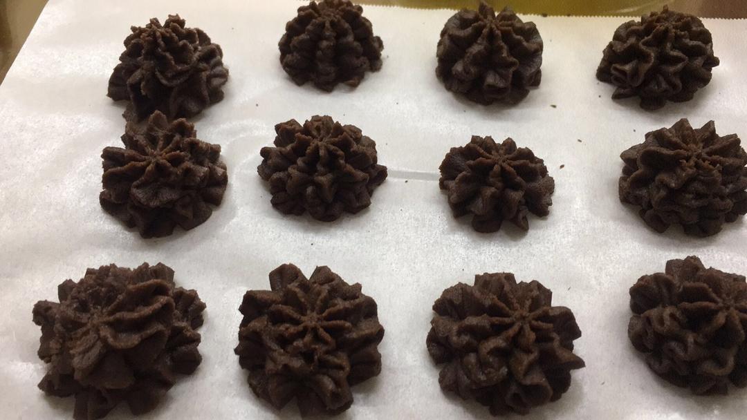 挤花毫无压力的巧克力曲奇