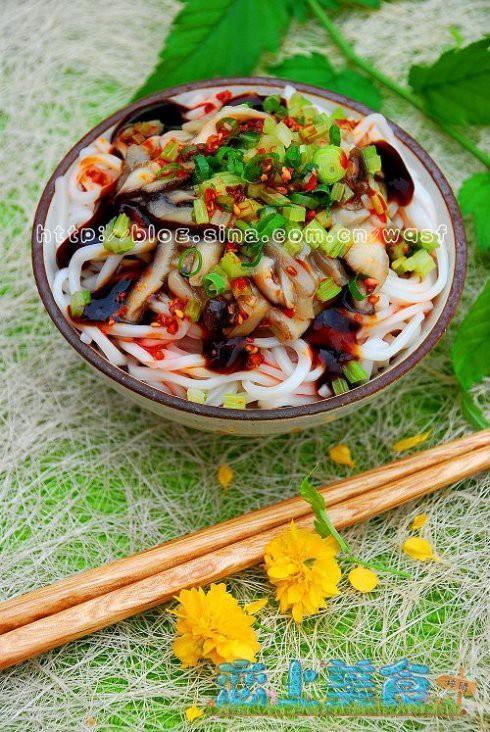 香菇蚝油拌面的做法