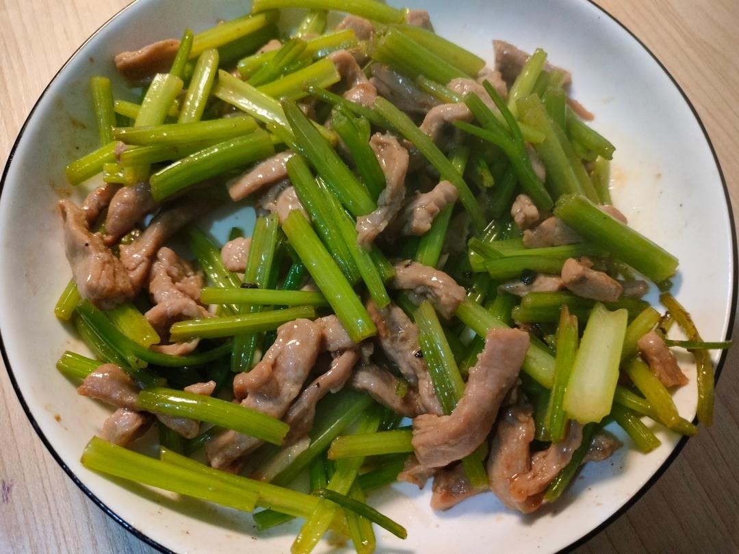 芹菜炒肉丝（七爸家常菜）