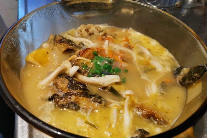 简单易学的奶白昂刺鱼菌菇汤