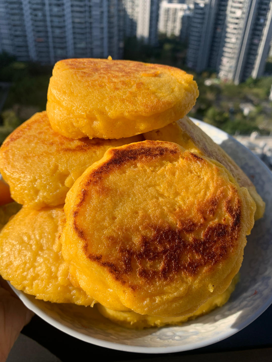 贴玉米面饼子