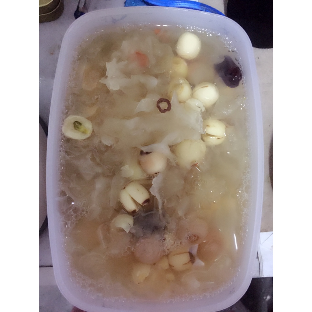 银耳红枣莲子羹Tremella jujube lotus nuts sweet soup