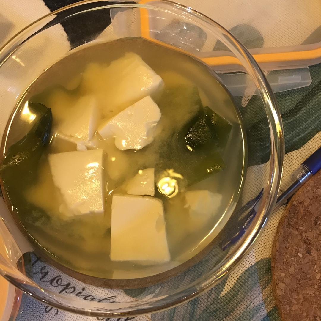 豆腐裙带菜味噌汤