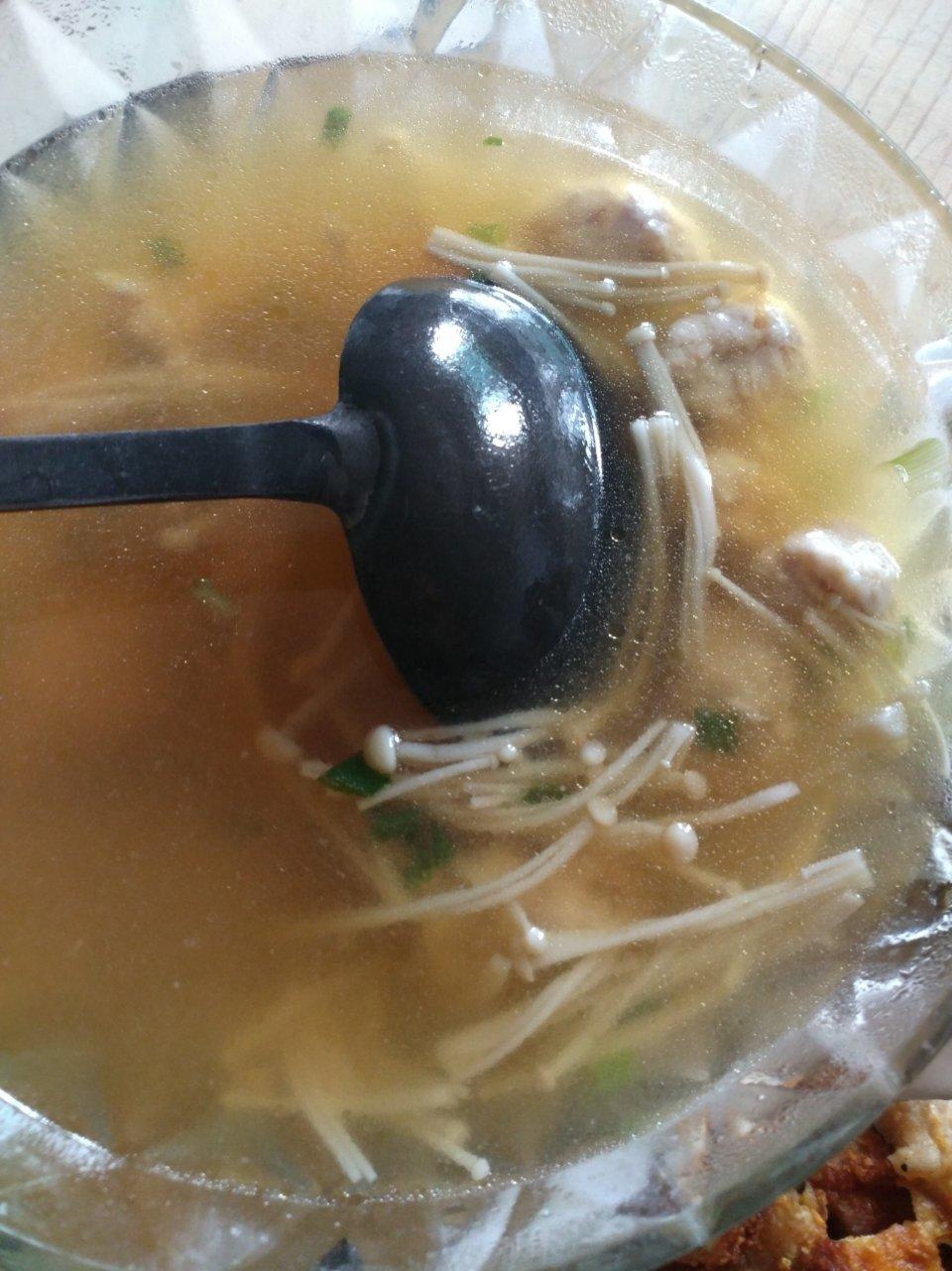 西红柿金针菇丸子汤