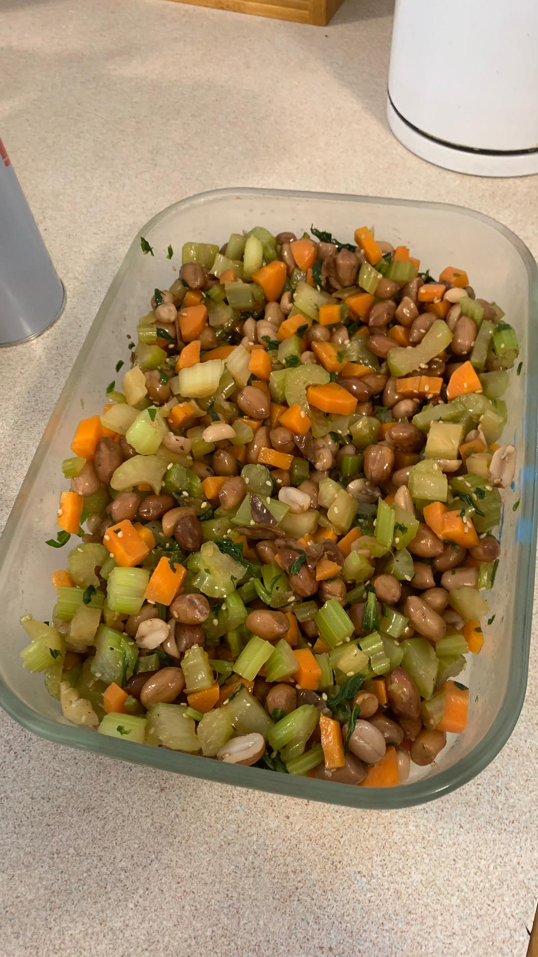 凉拌芹菜花生米胡萝卜