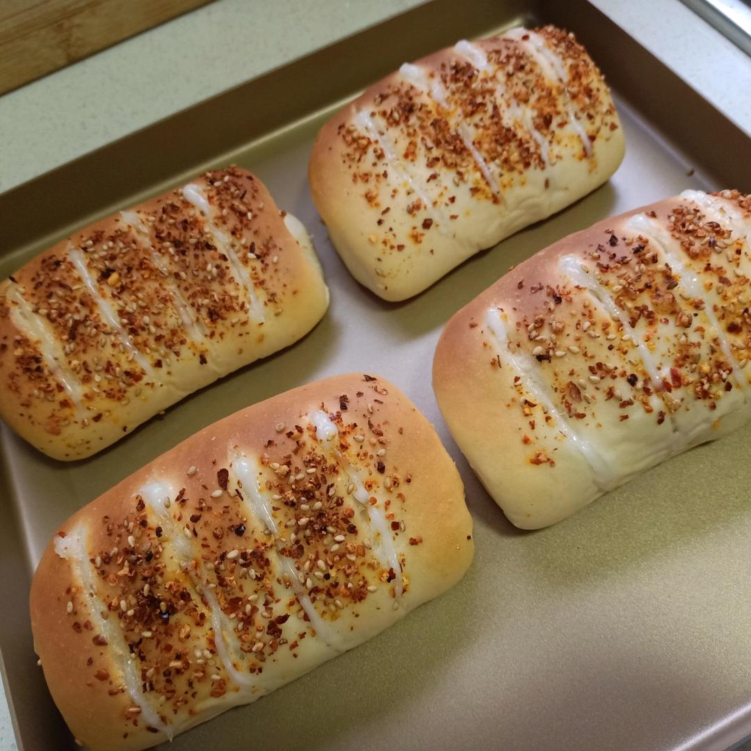 辣肉松脆肠面包