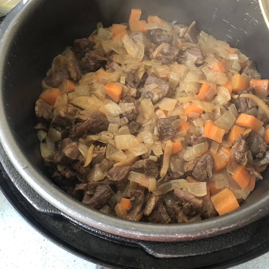 喷香羊肉焖饭