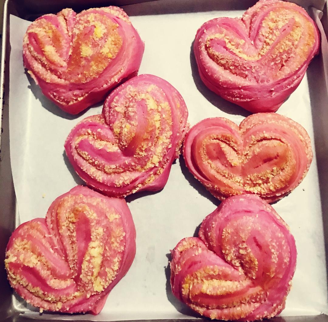 心形火龙果椰蓉面包