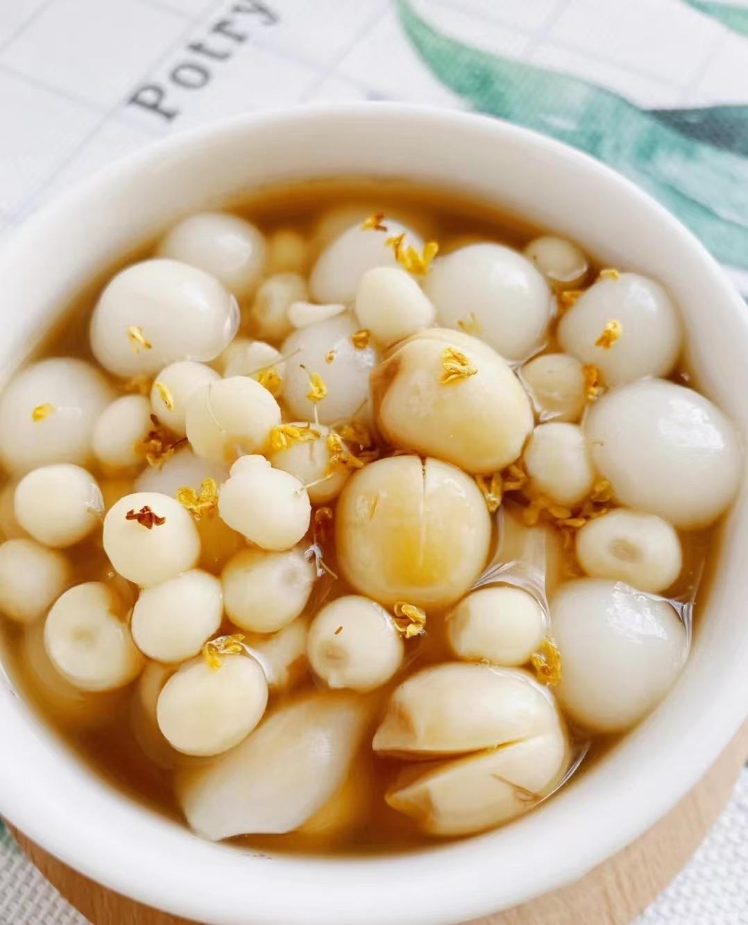 小美桂花莲子鸡头米红糖水的做法