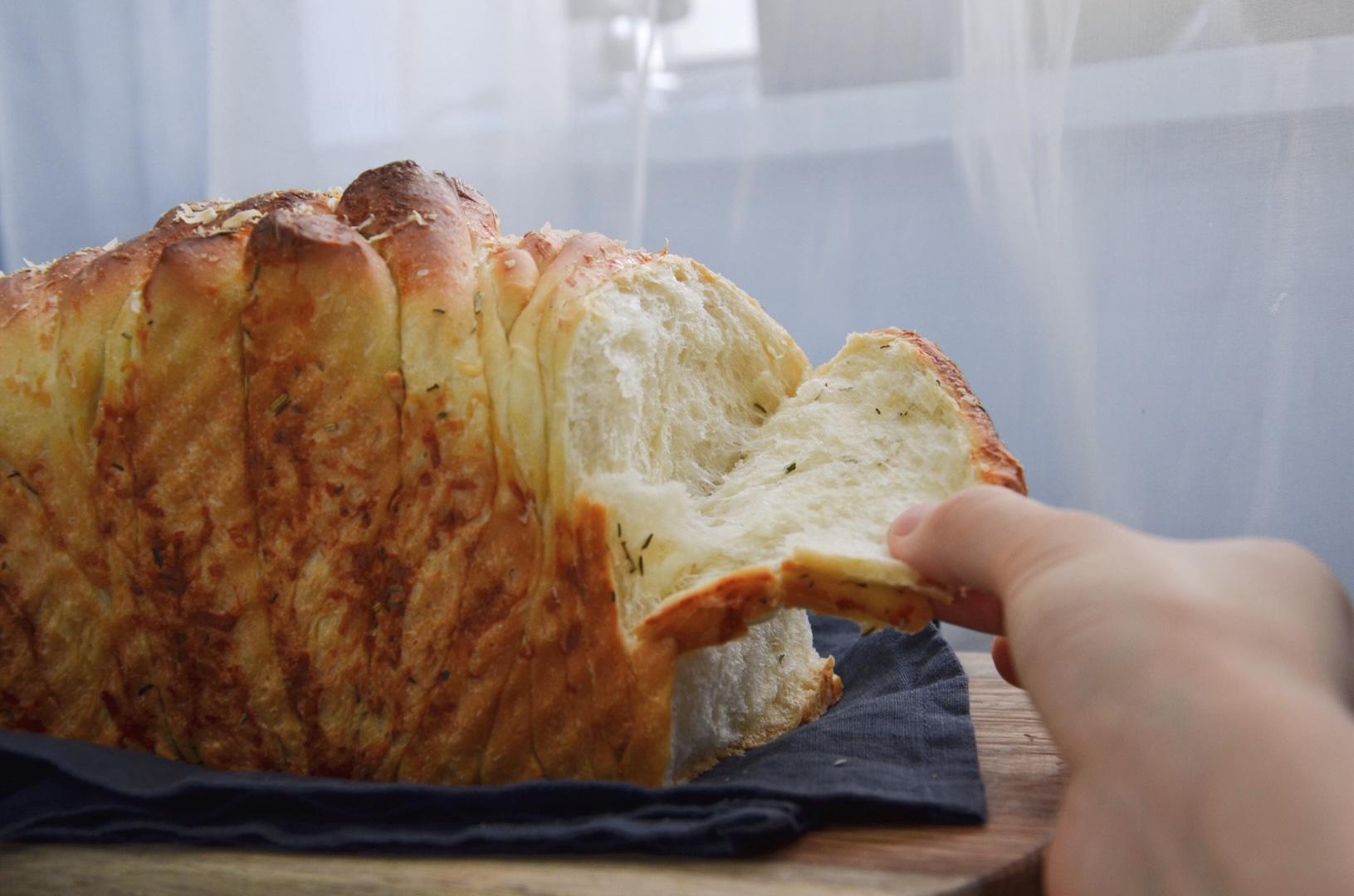 蒜香乳酪手撕面包_《至爱面包》的做法