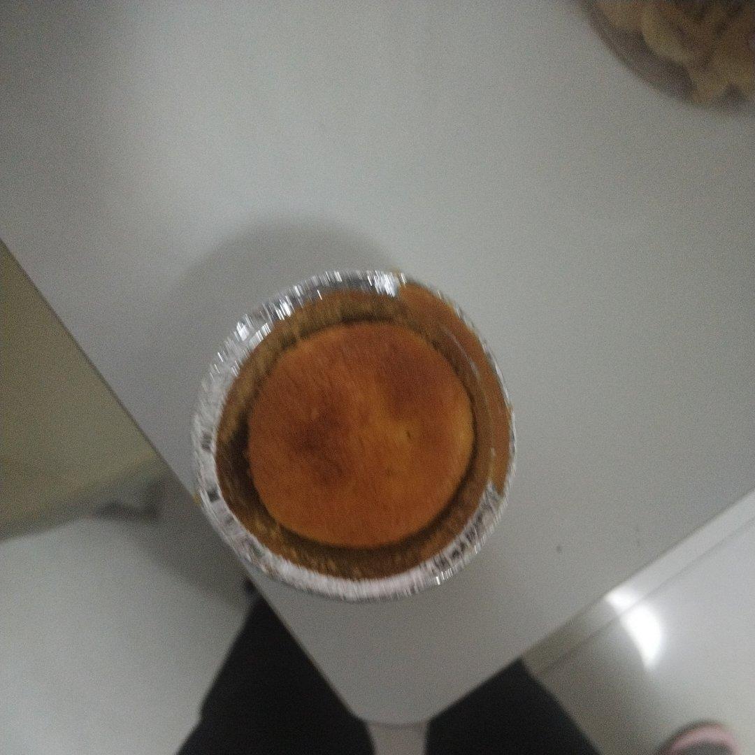 想吃纸杯蛋糕不用出去买，在家用三个鸡蛋就可以做一大盘！宝宝版家庭自制小蛋糕，不塌腰，不回缩，个个蘑菇头：肉松芝麻纸杯蛋糕！简单好做，零难度！