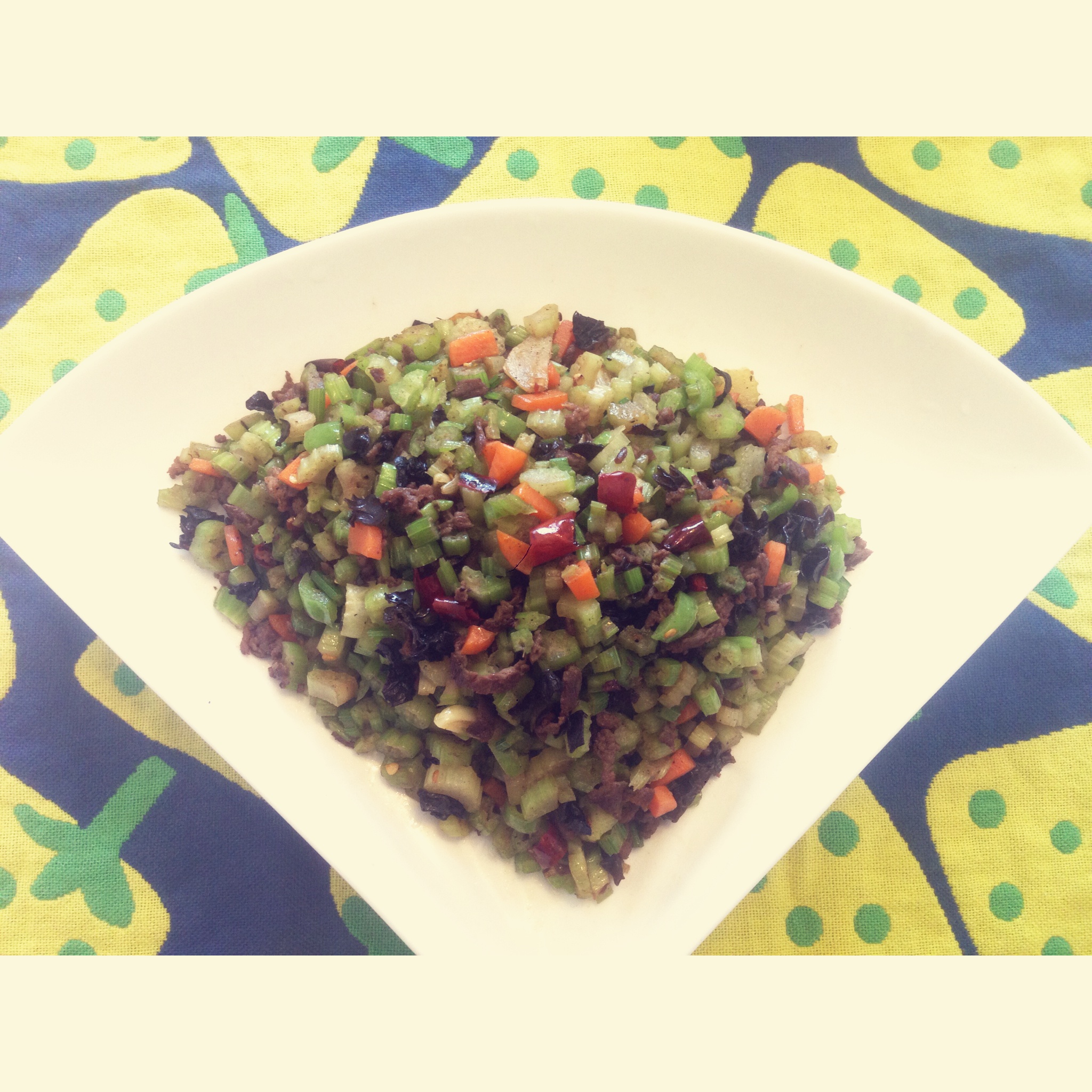 木耳芹菜炒肉末（快手菜）