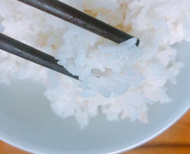 白米饭，适用不同的人口变化，都能煮出好吃的米饭，颗粒分明软硬适中超赞！的做法