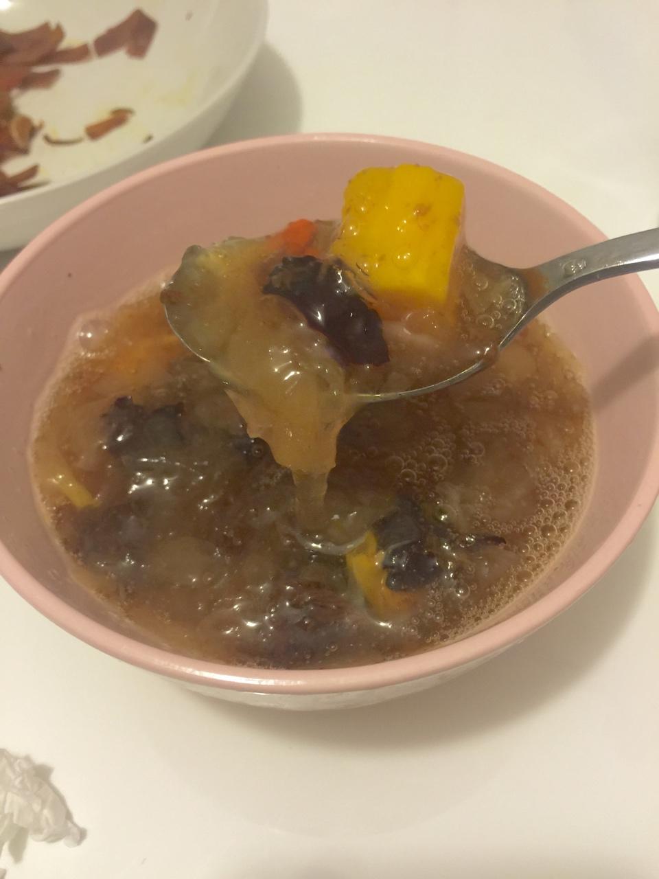 冰糖银耳红枣汤