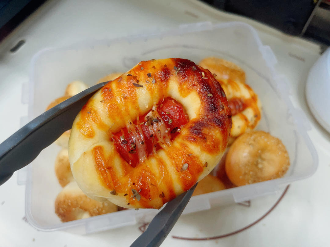 脆皮肠仔餐包