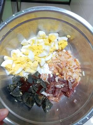 皮蛋鸡蛋瑶柱蝦米鸭肠粥的做法 步骤2
