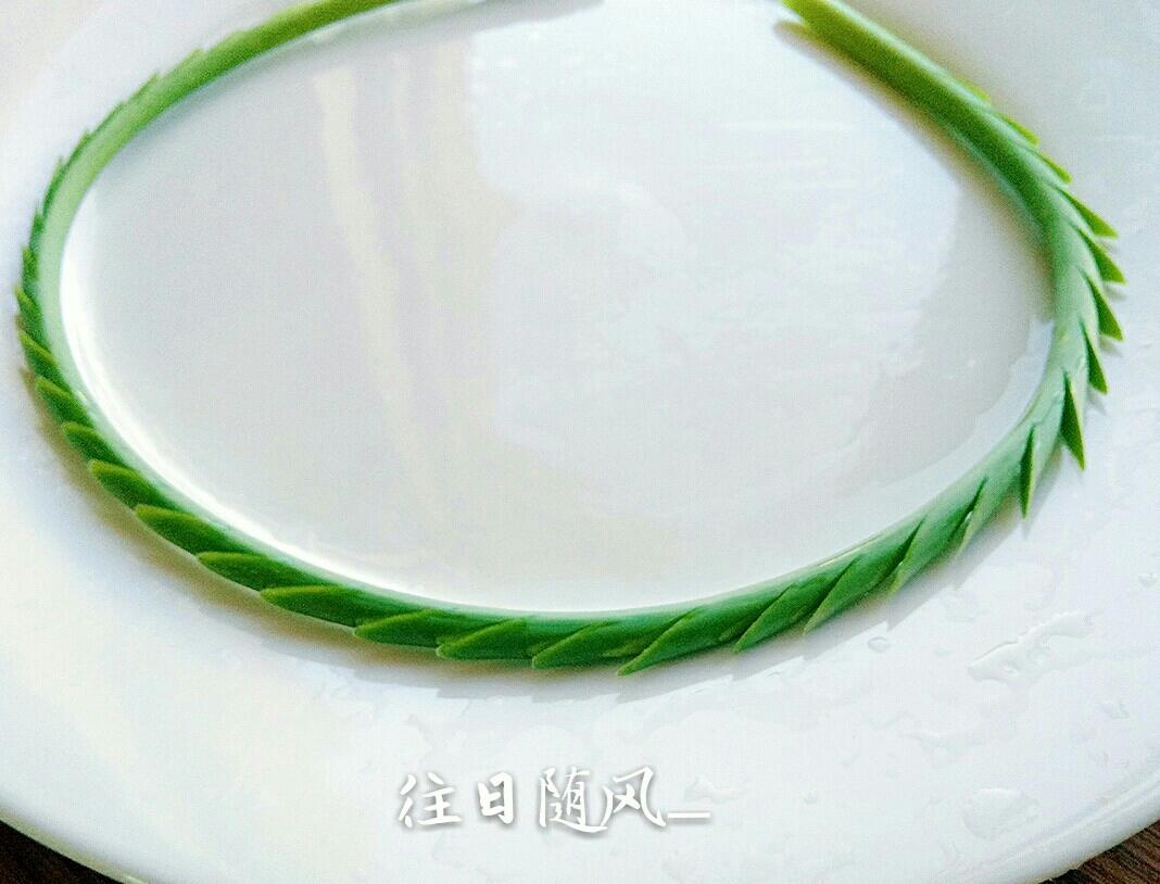 蒜苔盘饰的做法