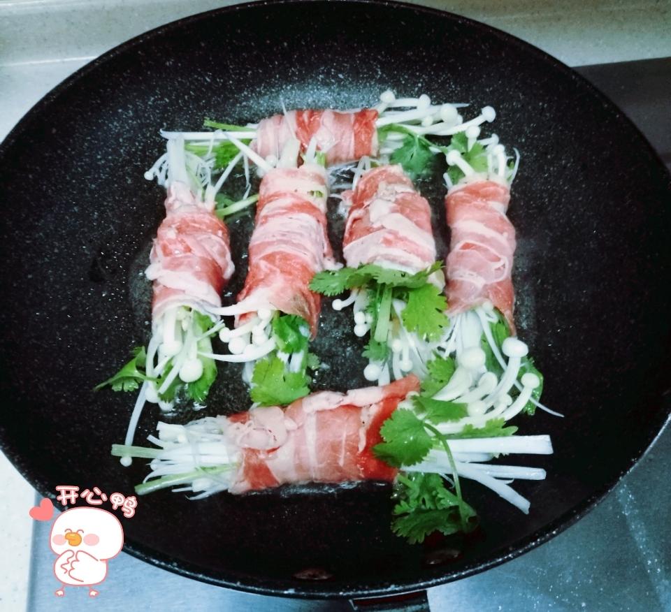 蜜汁浇淋煎锅金针菇香菜肥牛卷的做法