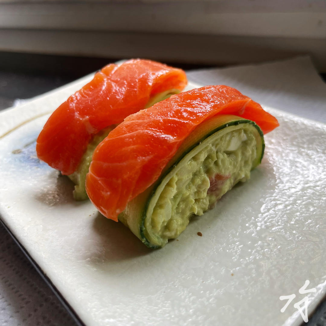 三文鱼牛油果黄瓜卷