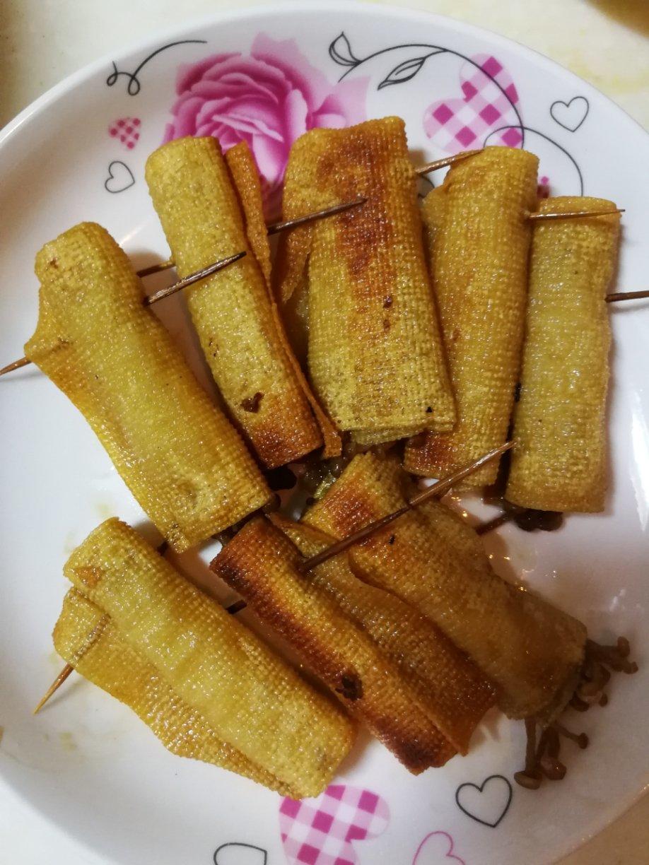 煎金针菇豆腐皮卷