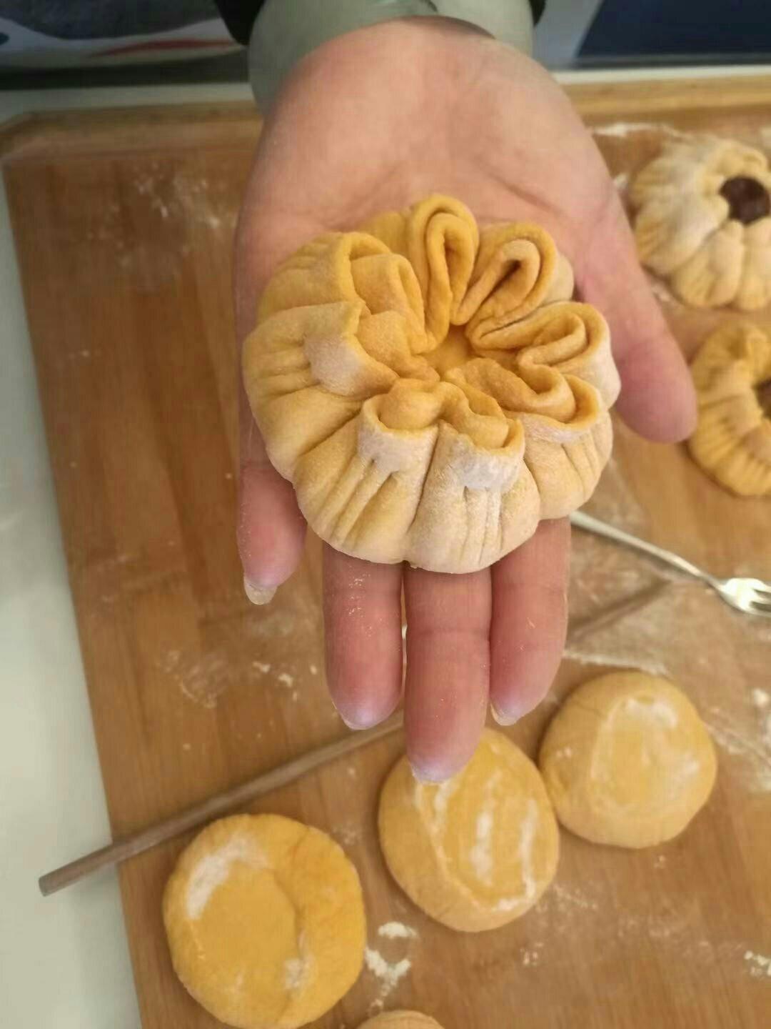 漂亮的南瓜花朵馒头  不加一滴水和糖  蓬松暄软还养胃  附细节视频