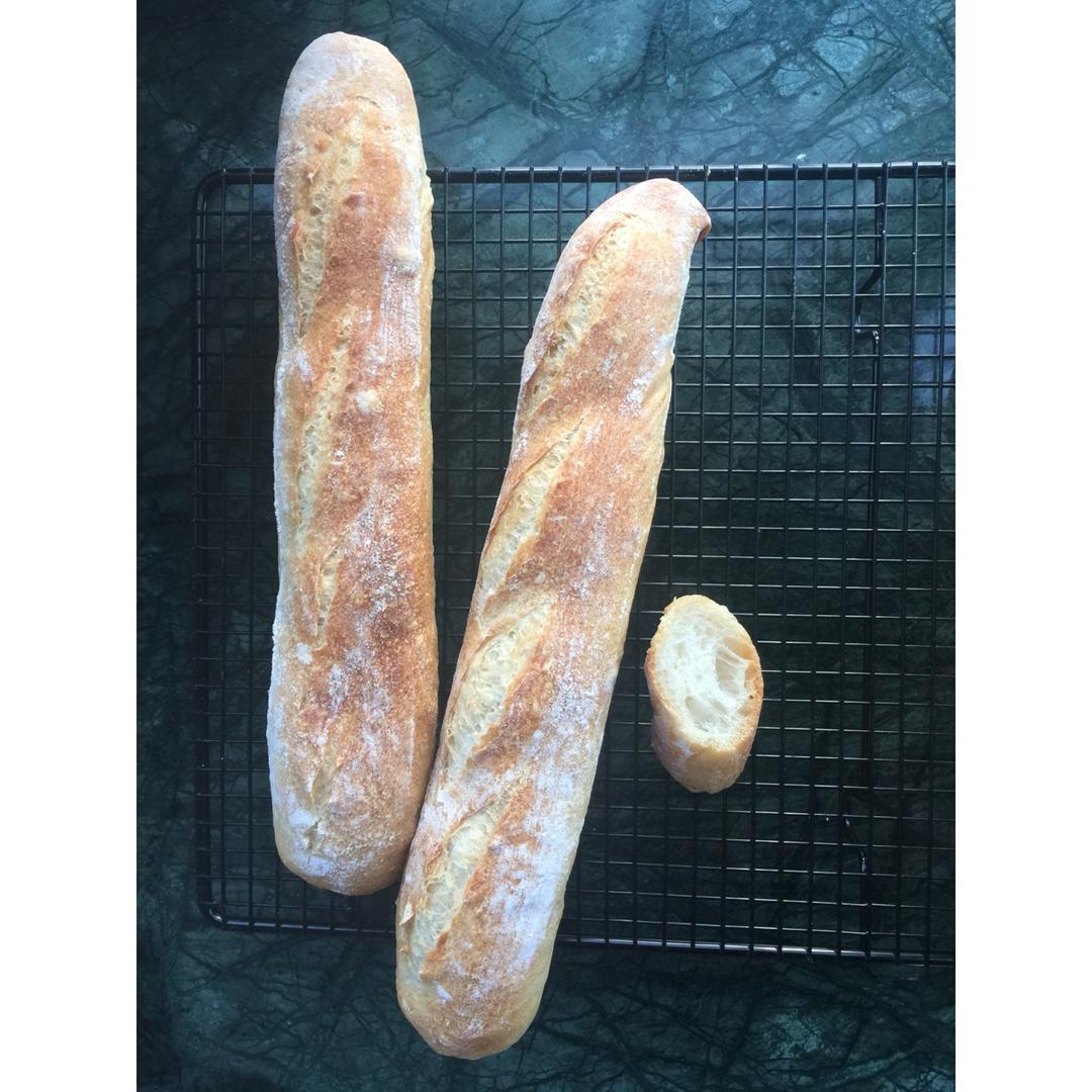 poolish液种法棍
意外发现的一个好方子，液体量不是很大但是气孔却不少，只是我的都集中在中间肯定手法还有问题……
这个配方是一个法棍的量,我放在小烤箱就分成了两根