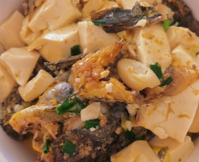 鮮掉眉毛的黃骨魚豆腐湯的做法