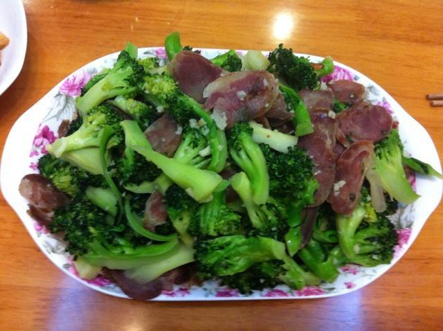西兰花炒香肠的做法