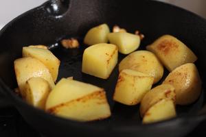 黑椒土豆牛仔骨（一菜满足你所需的维生素）的做法 步骤5
